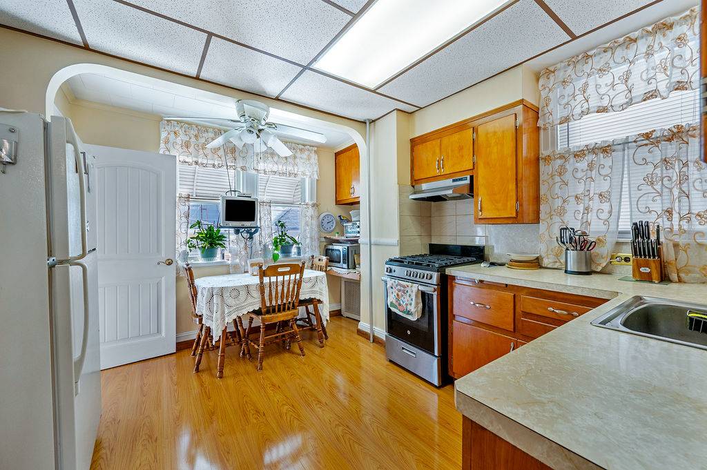 #9 photo, 78-14 64th Place, Glendale , NY 11385