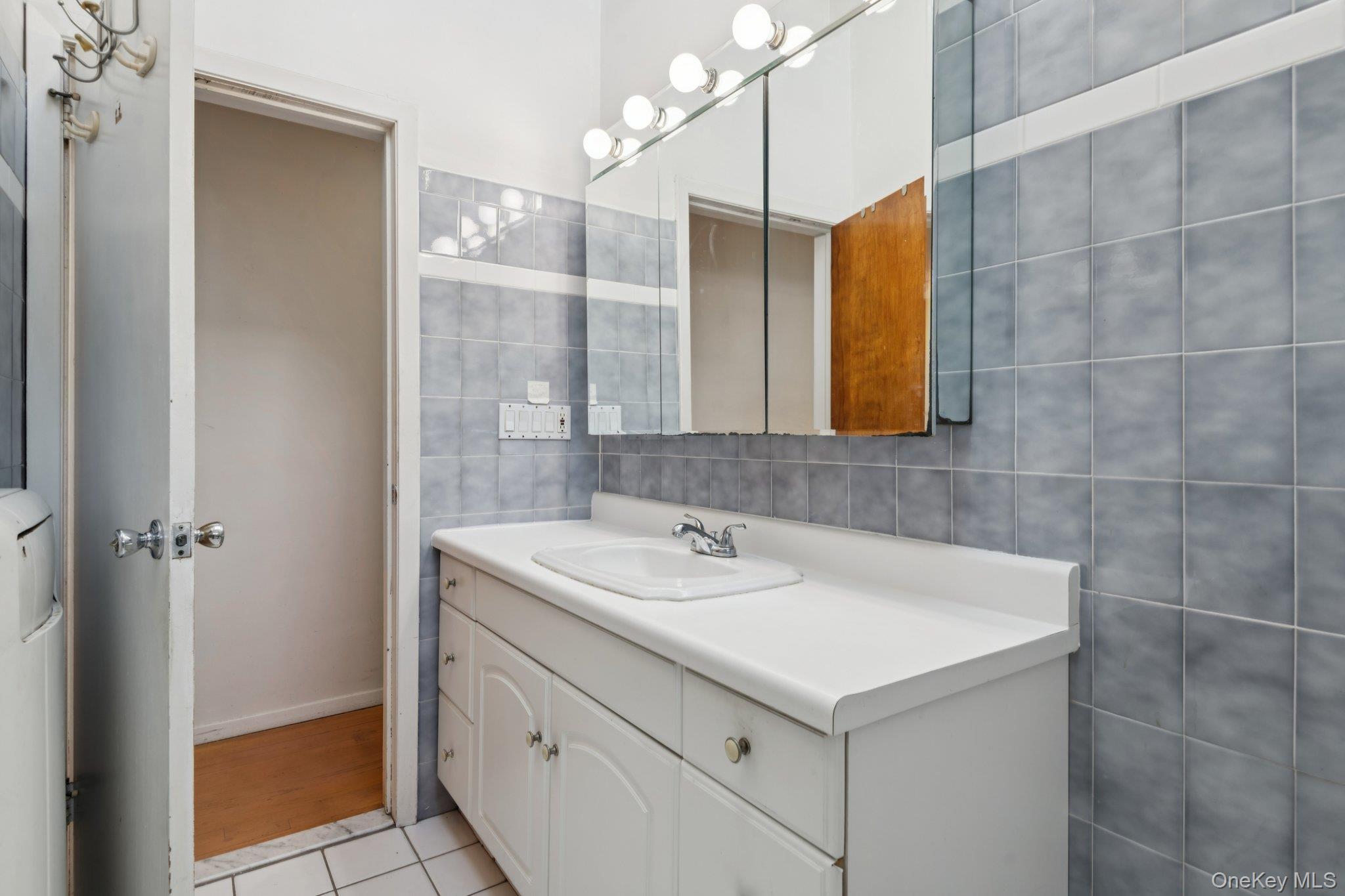 #15 photo, 17 Whitman Avenue, Syosset , NY 11791