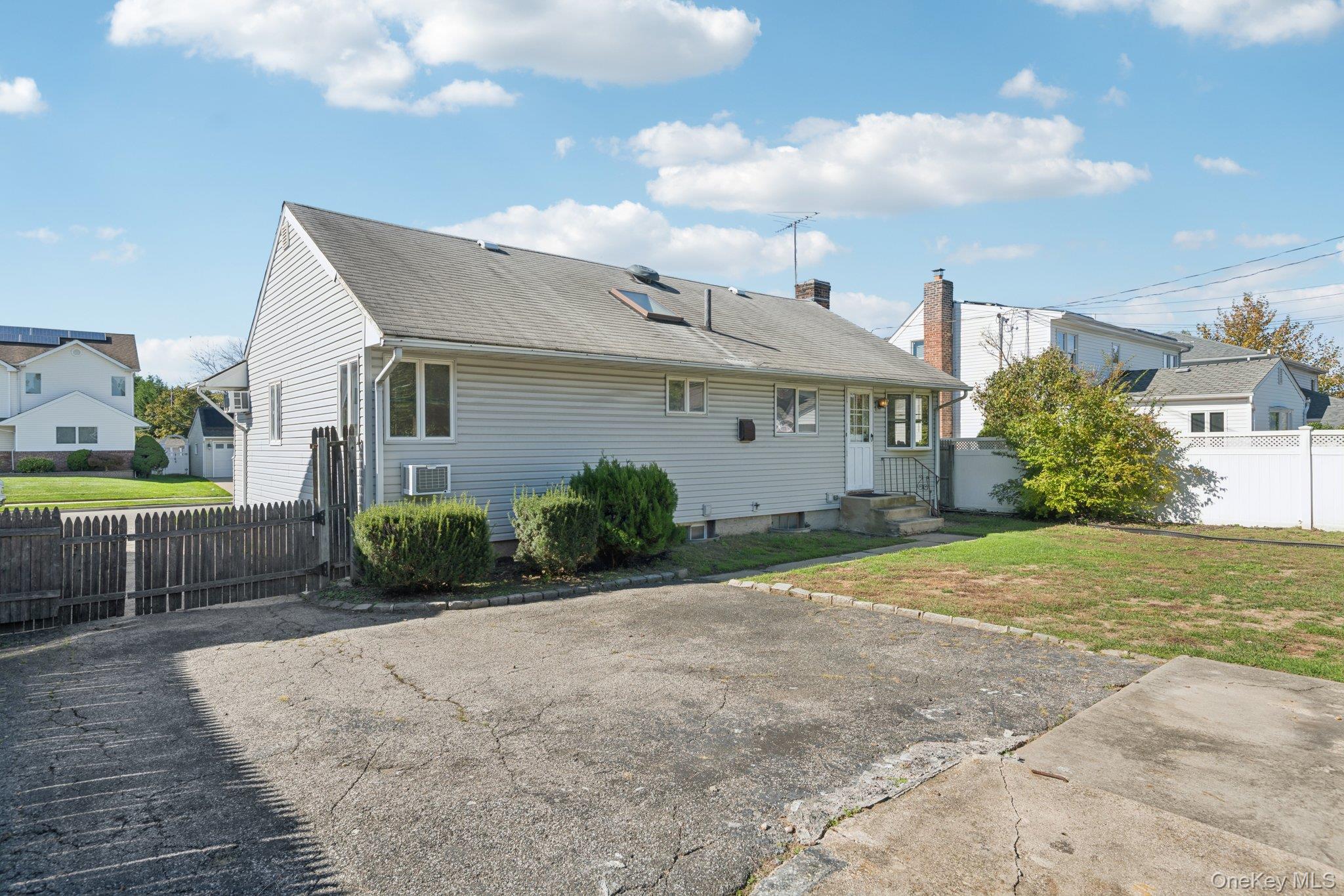 #20 photo, 17 Whitman Avenue, Syosset , NY 11791