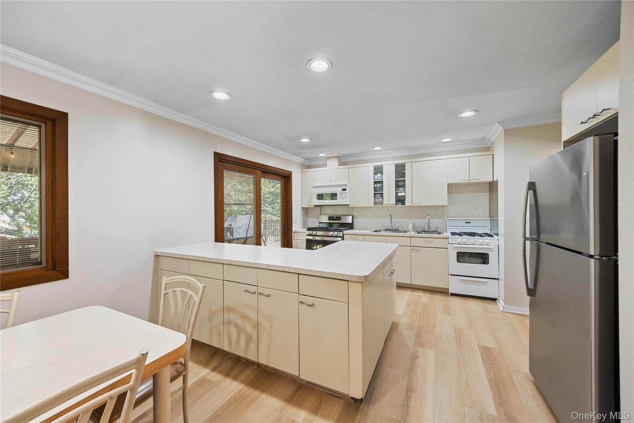 #10 photo, 8 Dunn Road, Airmont , NY 10952