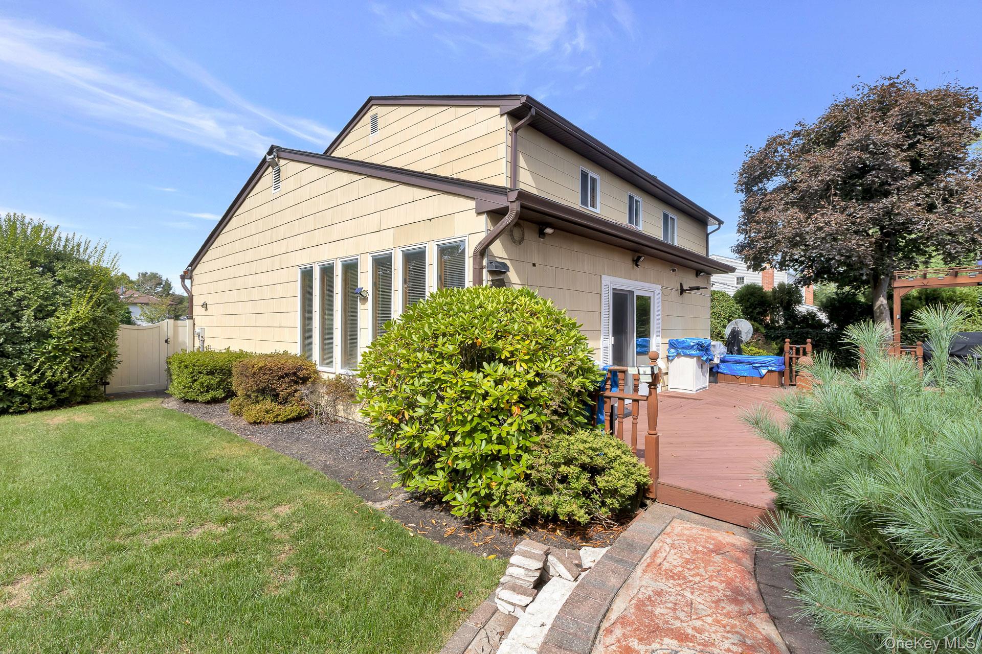 #8 photo, 27 Bruno Lane, Dix Hills , NY 11746