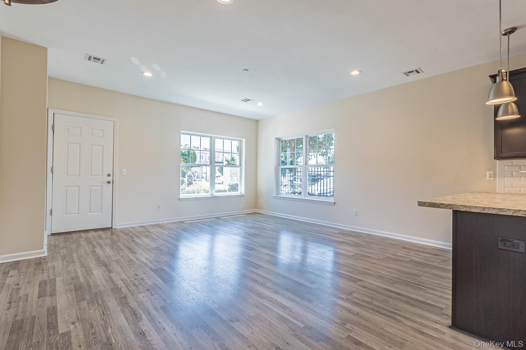 #10 photo, 5 Robert Court Street, サフォーク郡 Amityville , NY 11701