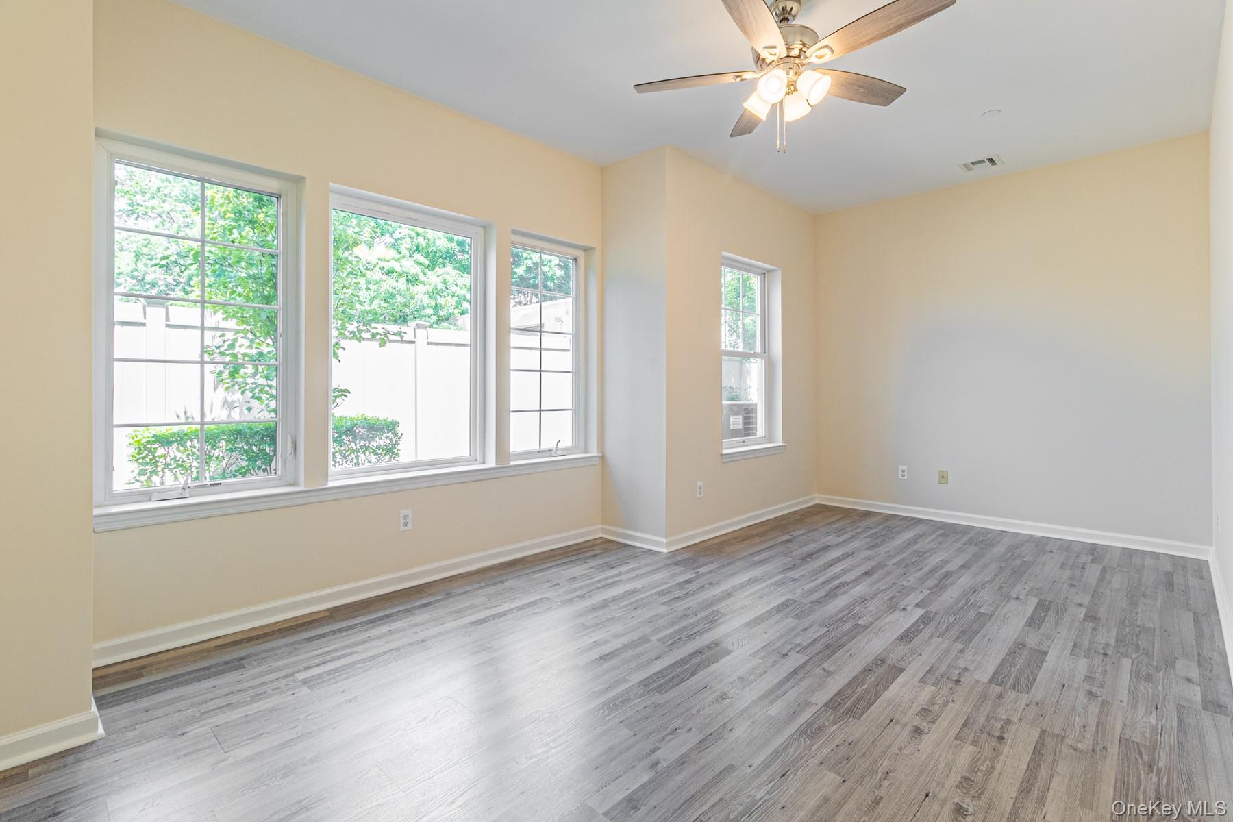 #13 photo, 5 Robert Court Street, サフォーク郡 Amityville , NY 11701