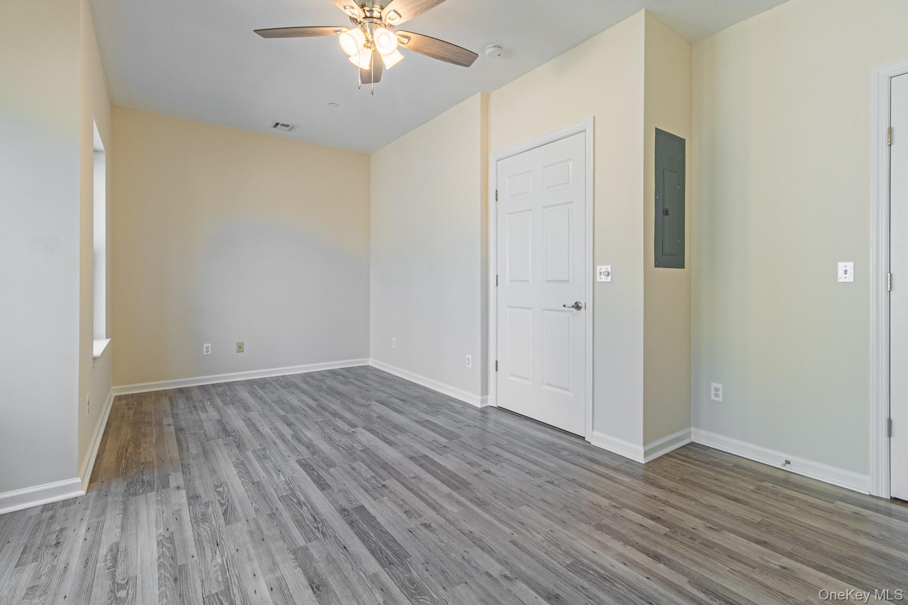 #14 photo, 5 Robert Court Street, サフォーク郡 Amityville , NY 11701