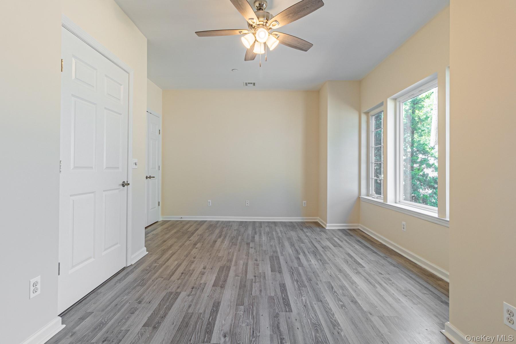 #15 photo, 5 Robert Court Street, サフォーク郡 Amityville , NY 11701