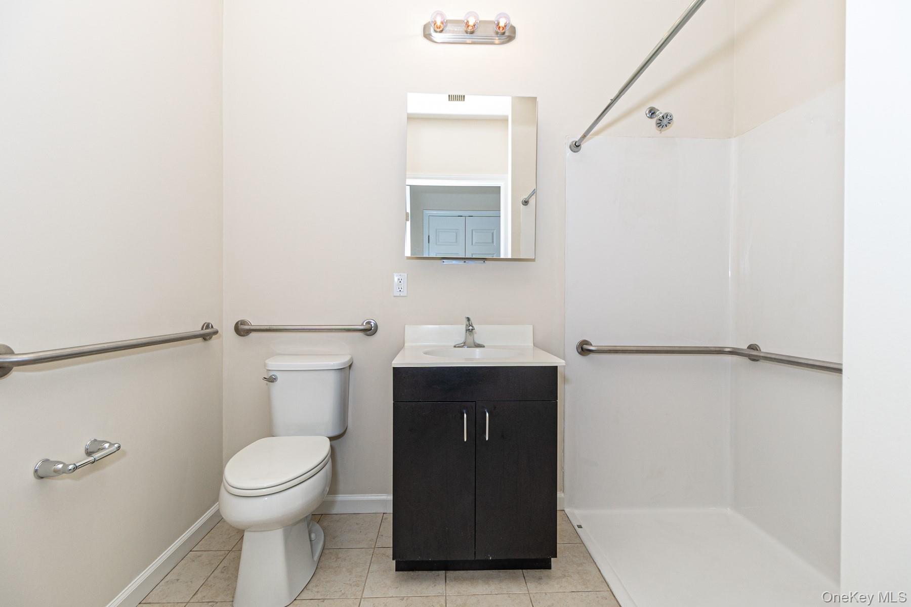 #16 photo, 5 Robert Court Street, サフォーク郡 Amityville , NY 11701