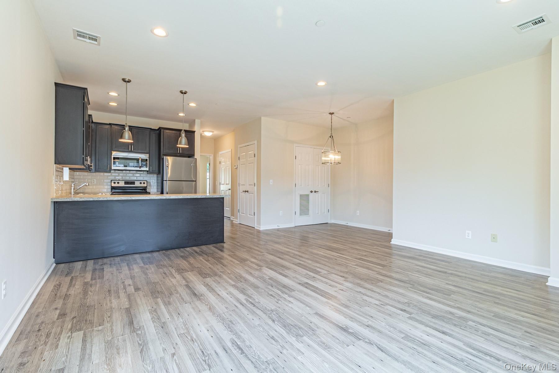 #20 photo, 5 Robert Court Street, サフォーク郡 Amityville , NY 11701