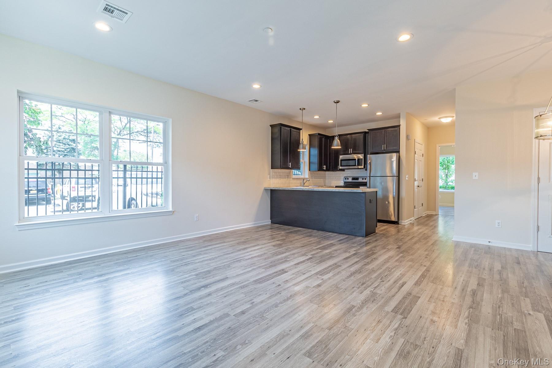 #5 photo, 5 Robert Court Street, サフォーク郡 Amityville , NY 11701