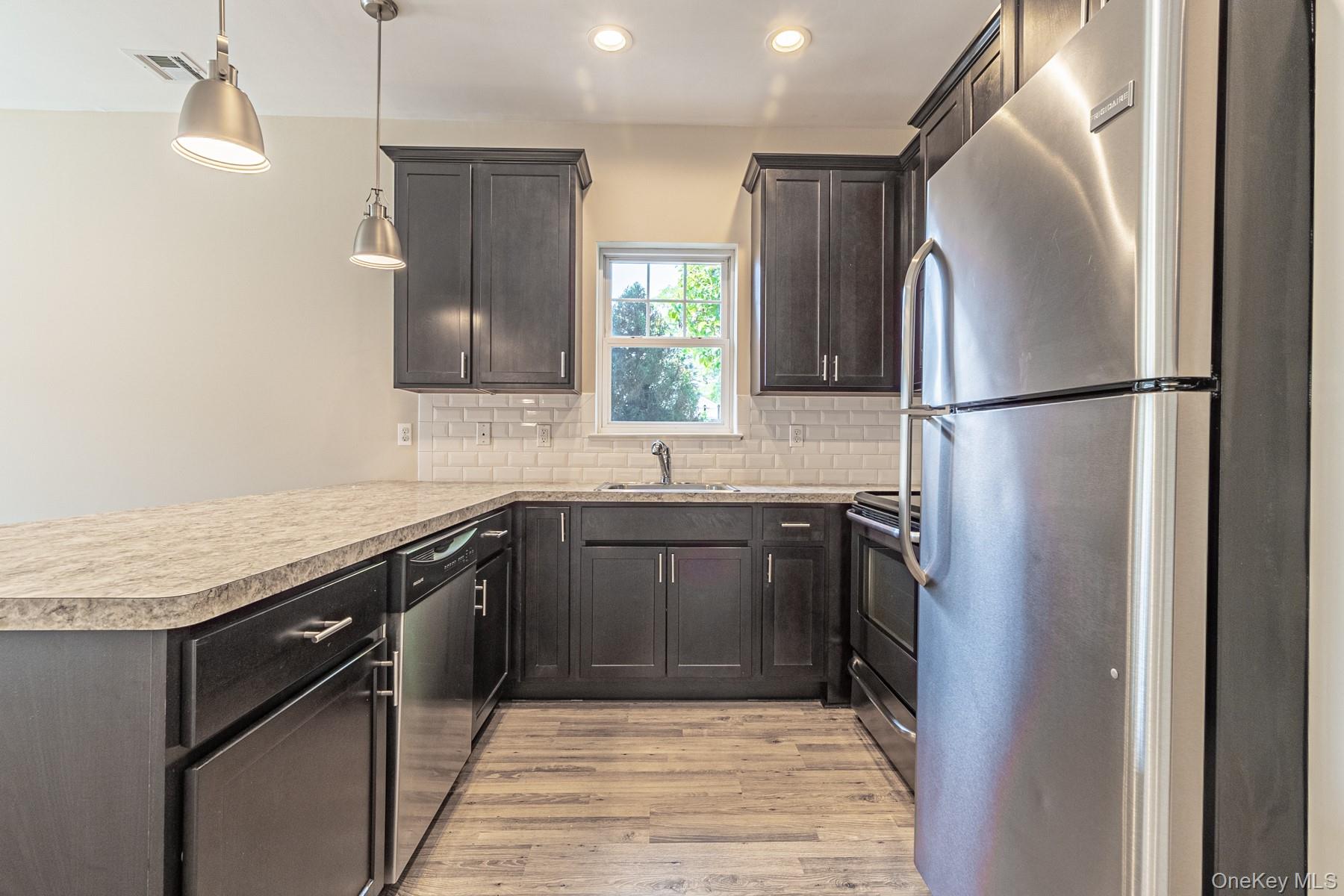 #8 photo, 5 Robert Court Street, サフォーク郡 Amityville , NY 11701