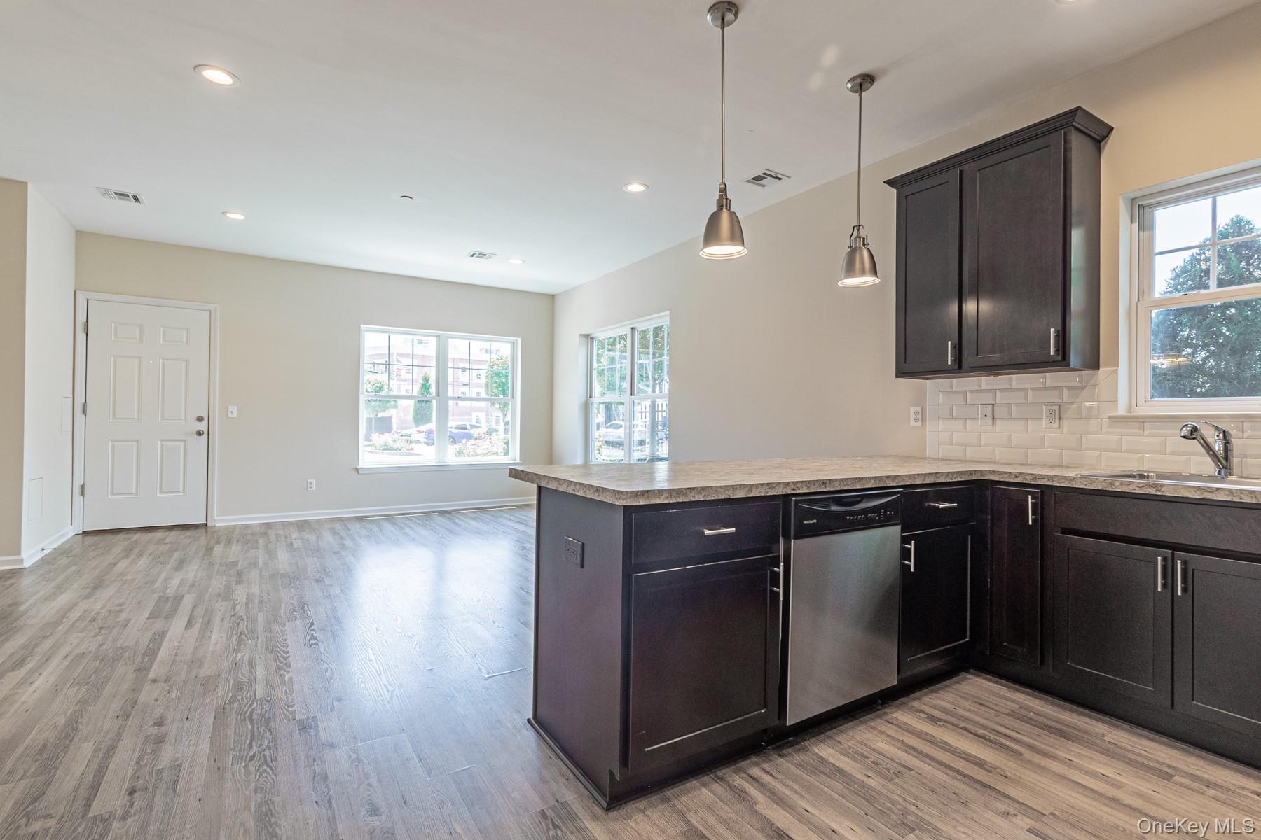 #9 photo, 5 Robert Court Street, サフォーク郡 Amityville , NY 11701