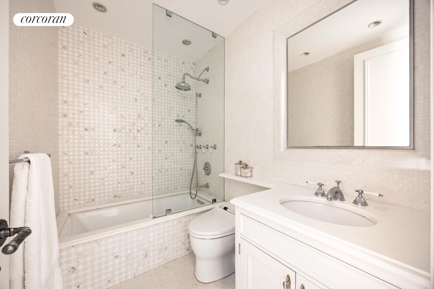 #13 photo, 301 W 57TH Street, マンハッタン Hells Kitchen , NY 10019