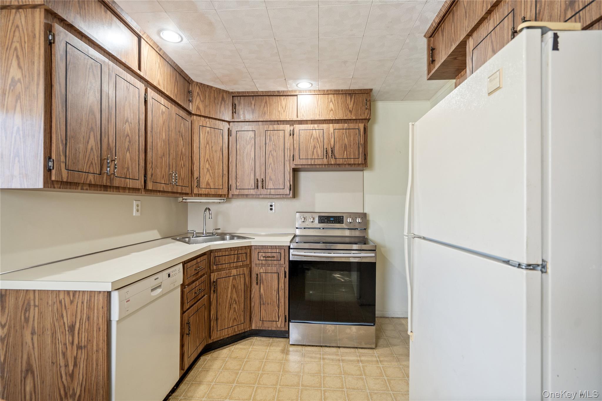 #8 photo, 16 Forte Avenue, Old Bethpage , NY 11804