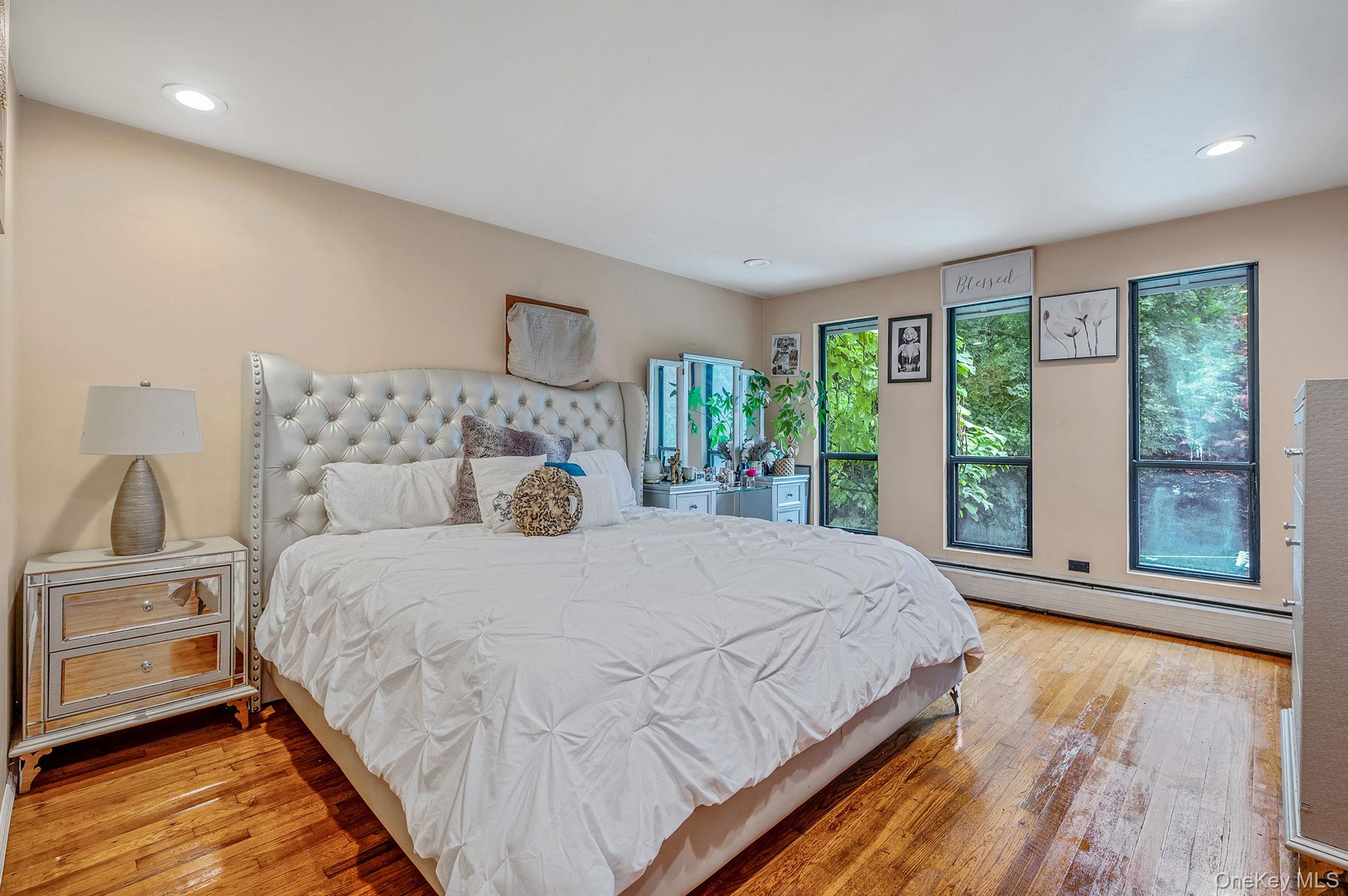 #12 photo, 8 Kenswick Lane, Huntington Station , NY 11746