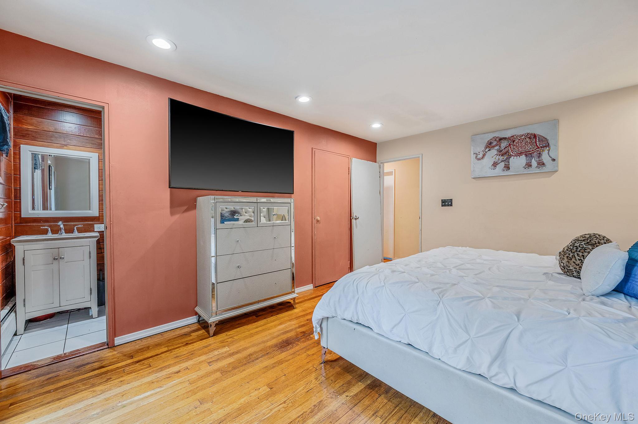 #13 photo, 8 Kenswick Lane, Huntington Station , NY 11746