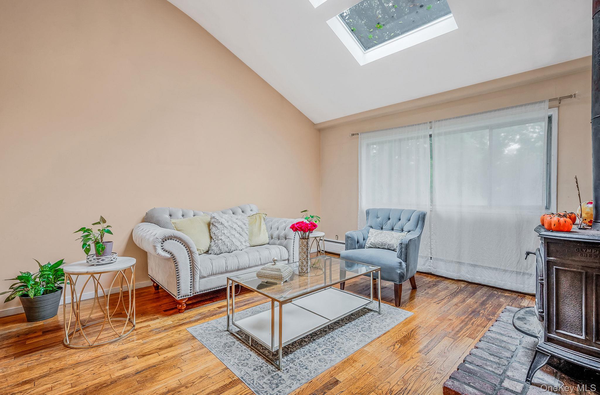 #4 photo, 8 Kenswick Lane, Huntington Station , NY 11746