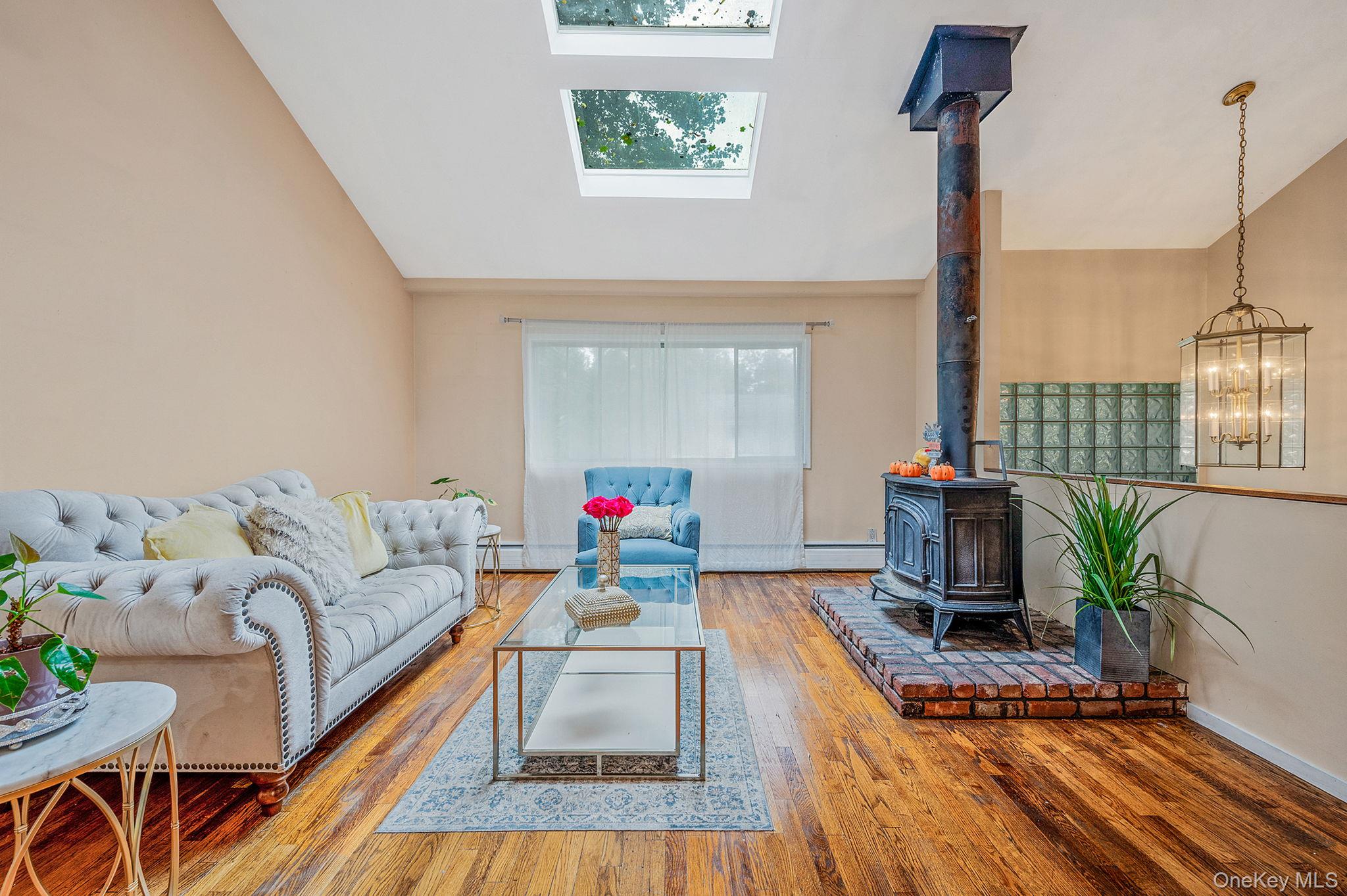 #5 photo, 8 Kenswick Lane, Huntington Station , NY 11746