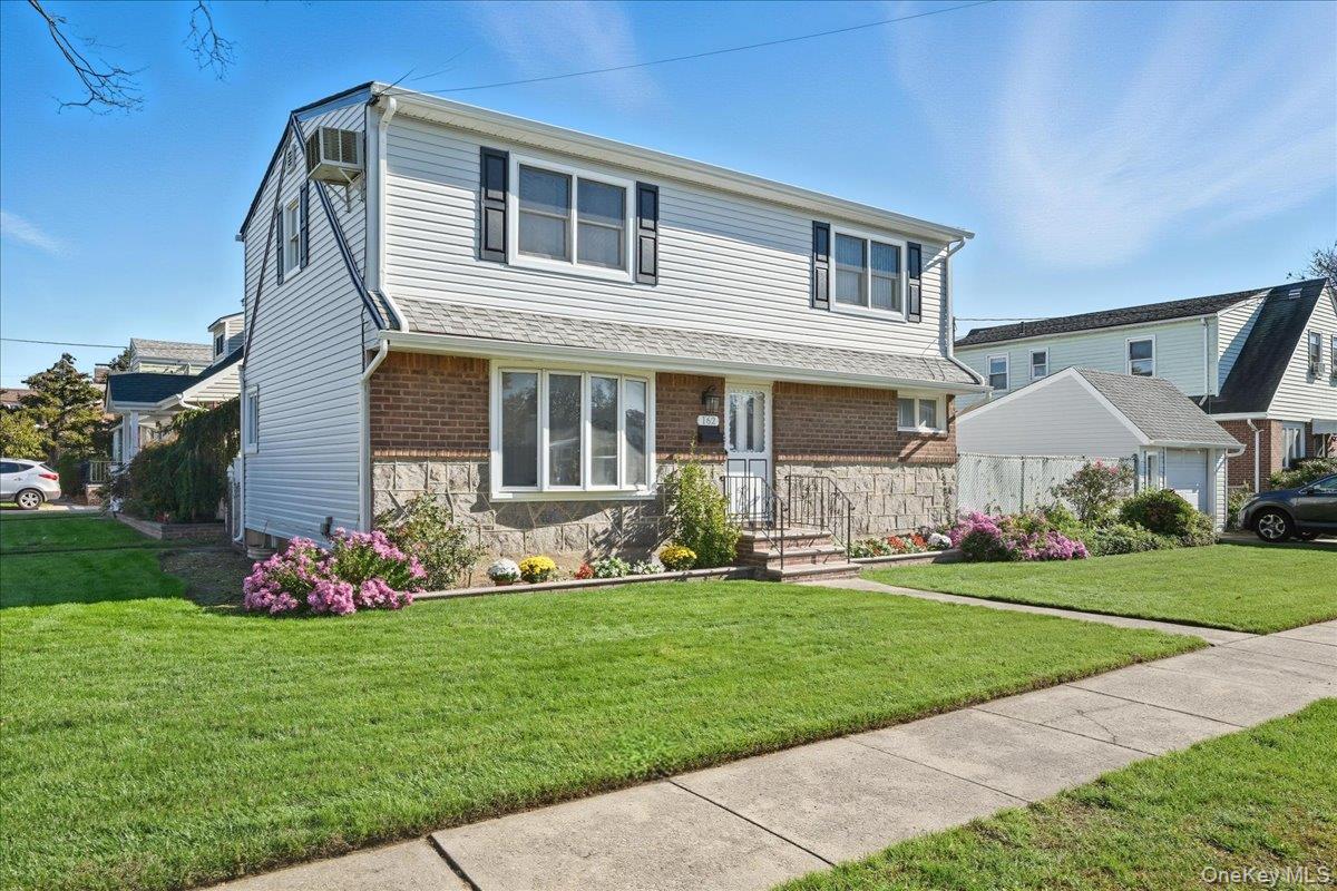 #1 photo, 162 Crown Avenue, ナッソー郡 Elmont , NY 11003