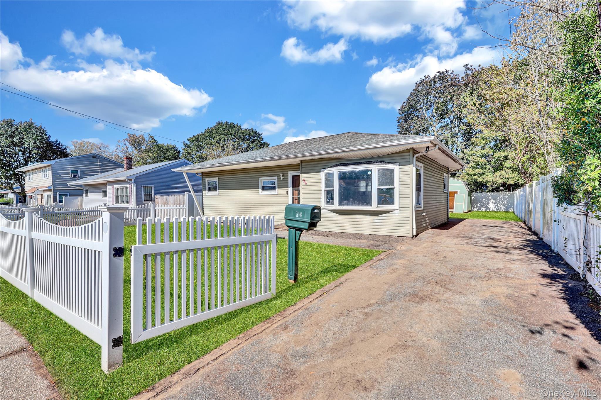 #1 photo, 34 Croydon Road, サフォーク郡 Amityville , NY 11701