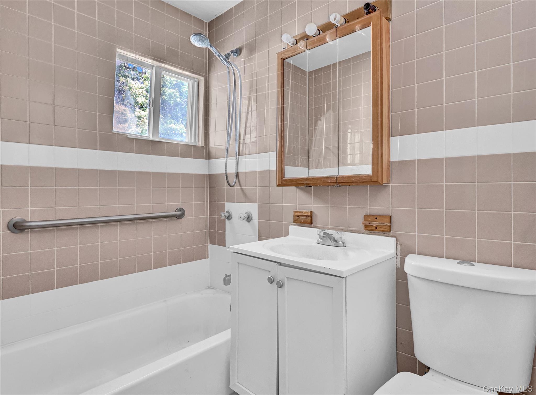 #12 photo, 34 Croydon Road, サフォーク郡 Amityville , NY 11701