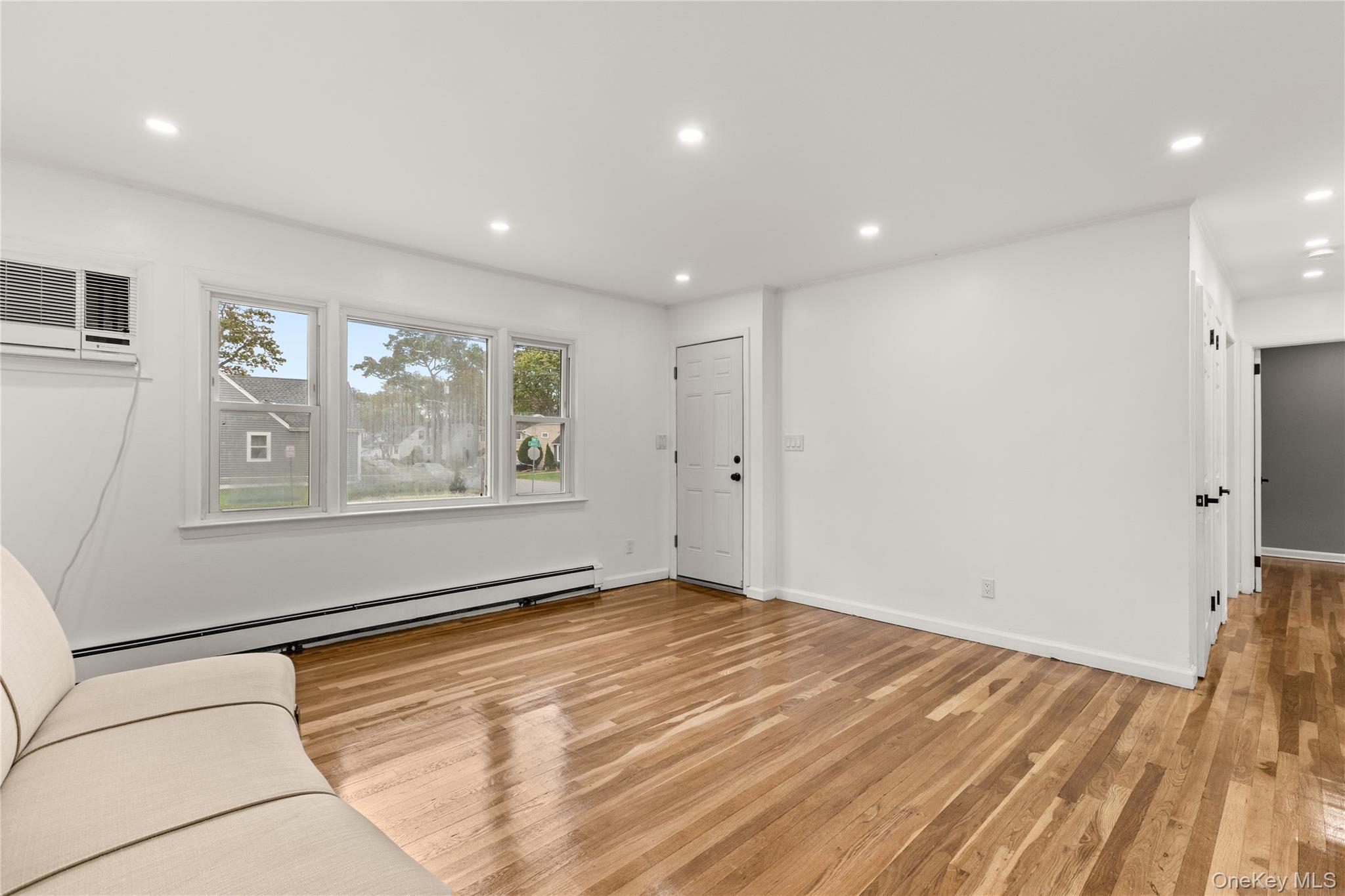 #2 photo, 104 E Gates Avenue, サフォーク郡 Lindenhurst , NY 11757