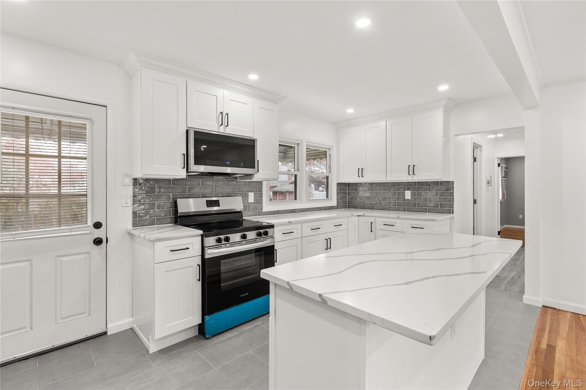 #3 photo, 104 E Gates Avenue, サフォーク郡 Lindenhurst , NY 11757