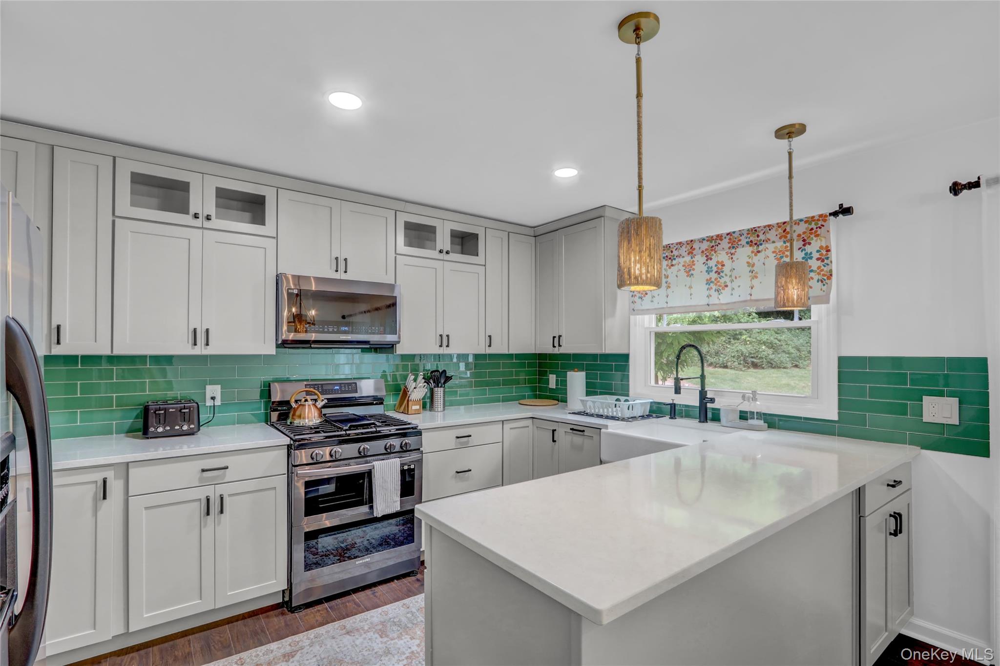 #11 photo, 4 Shoreview Circle, Pelham , NY 10803