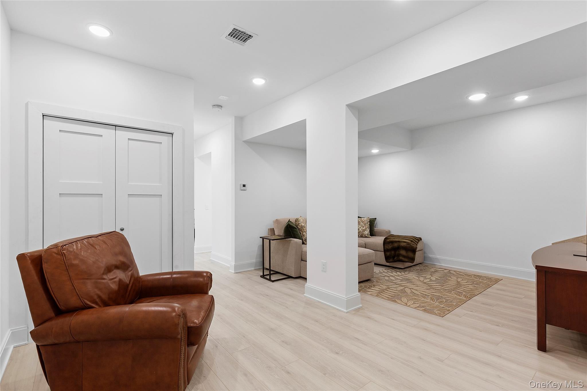 #12 photo, 305 Emanuel Way, ナッソー郡 East Meadow , NY 11554