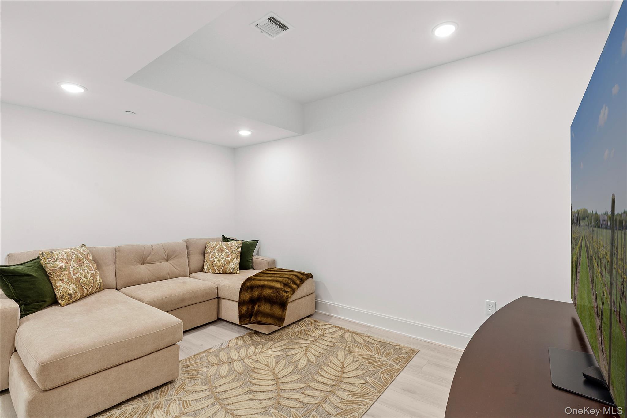 #13 photo, 305 Emanuel Way, ナッソー郡 East Meadow , NY 11554