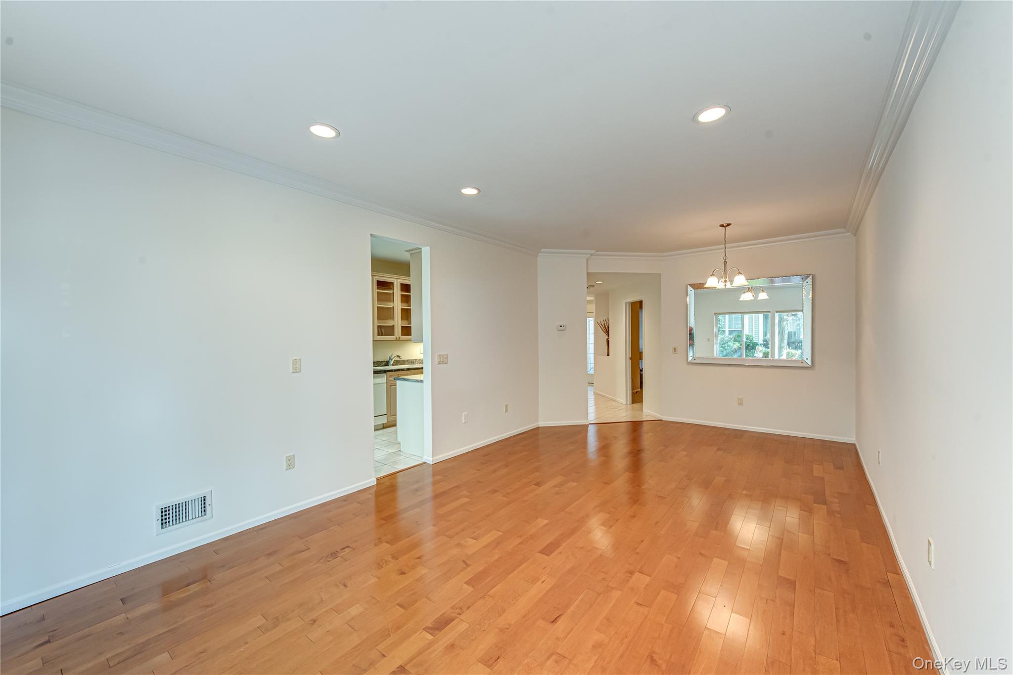 #11 photo, 93 Carriage Lane, ナッソー郡 Plainview , NY 11803