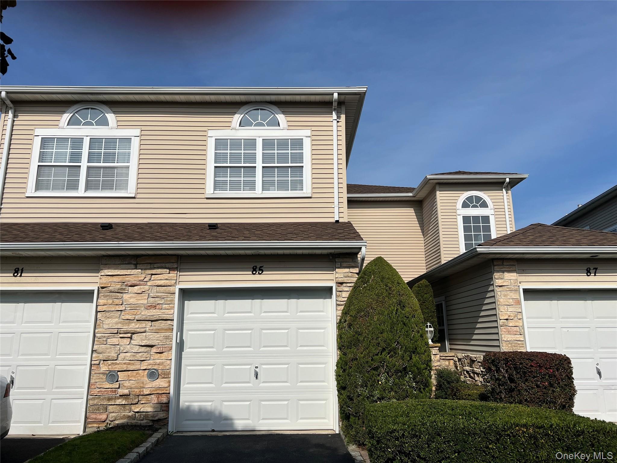 #1 photo, 85 Windwatch Drive, サフォーク郡 Hauppauge , NY 11788