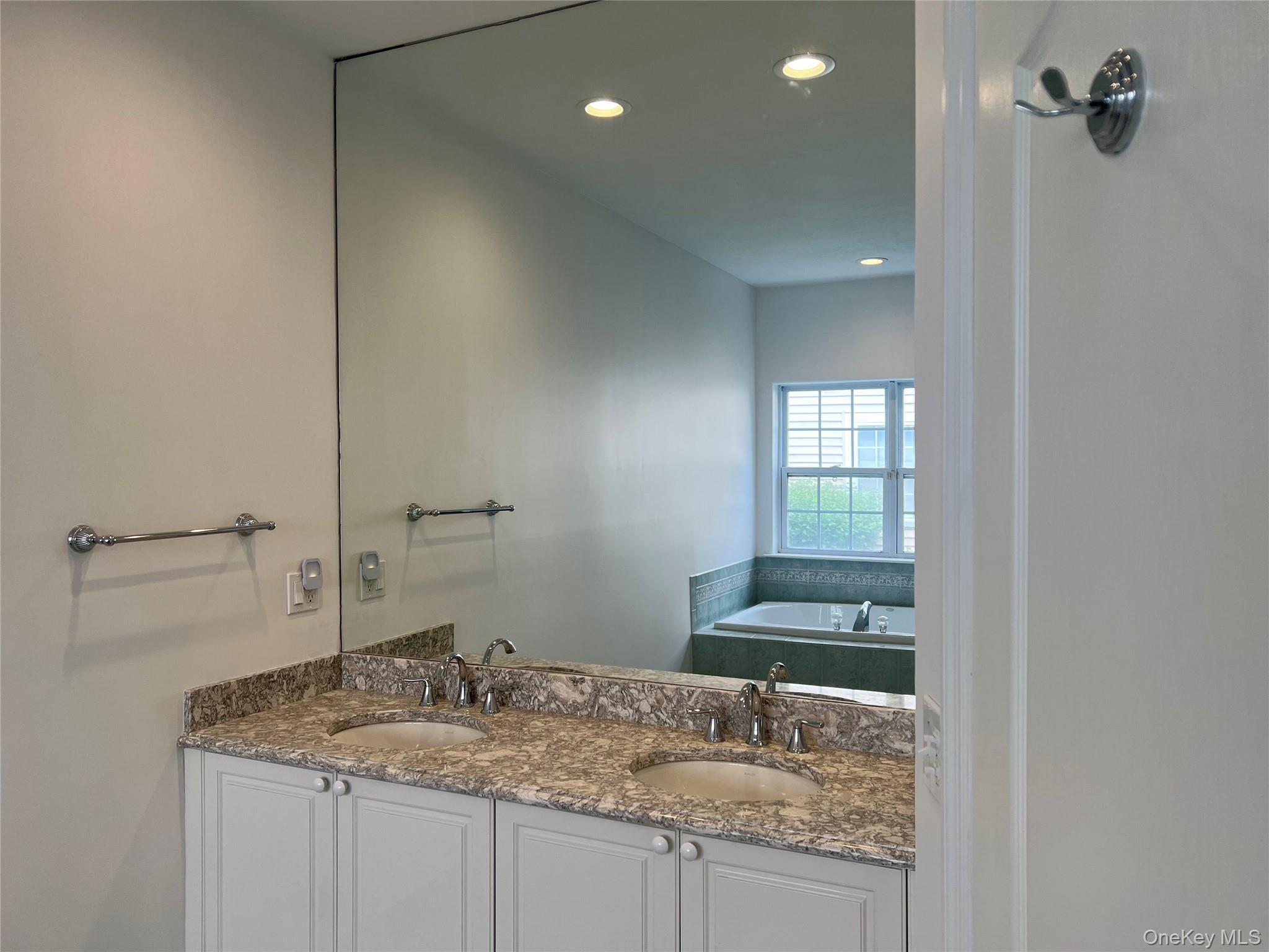 #13 photo, 85 Windwatch Drive, サフォーク郡 Hauppauge , NY 11788