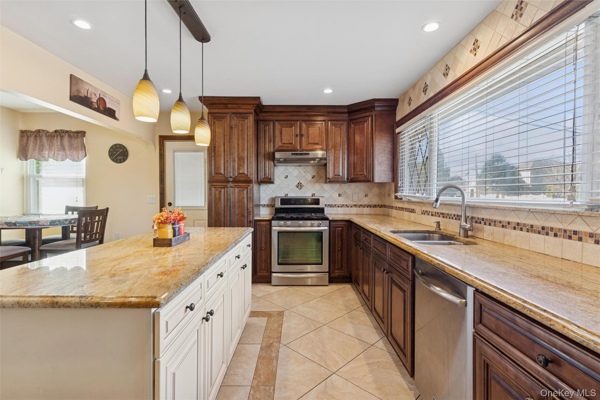 #12 photo, 14 Bell Court, ナッソー郡 Bellmore , NY 11710