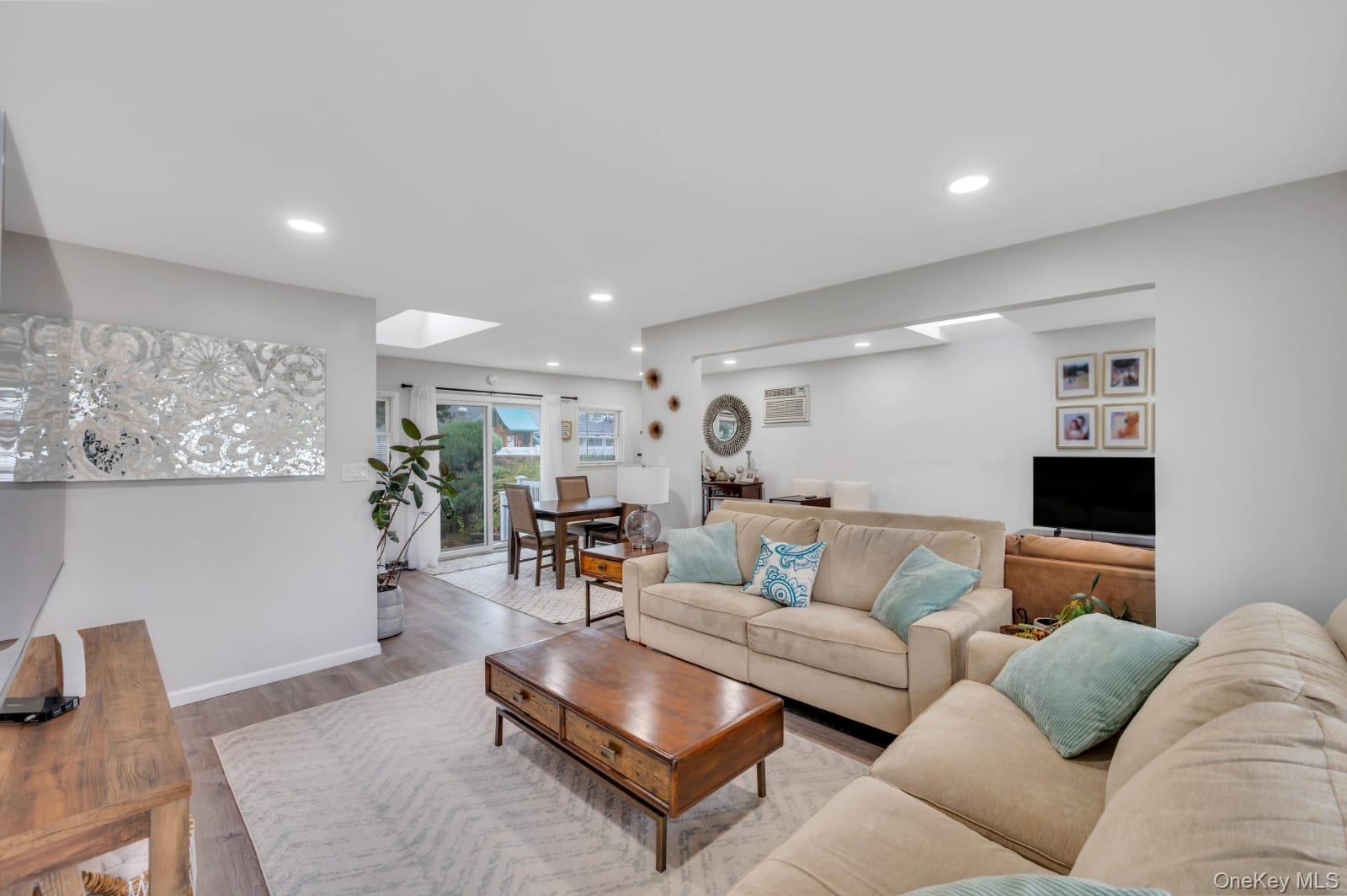 #3 photo, 1004 N Delaware Avenue, サフォーク郡 Lindenhurst , NY 11757