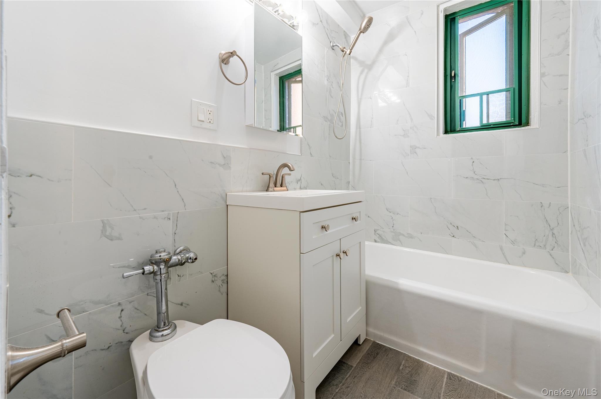 #13 photo, 11 Metropolitan Oval, ブロンクス区 Bronx , NY 10462