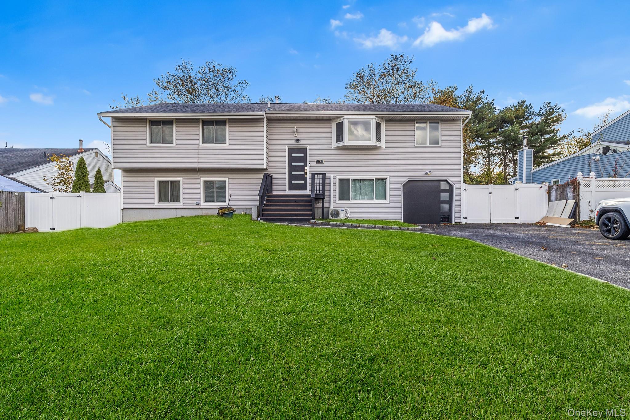 #1 photo, 20 Malcolm Street, サフォーク郡 Bellport , NY 11713