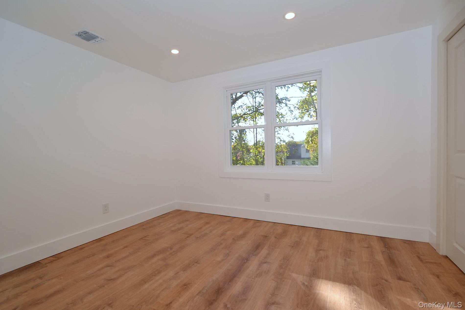 #13 photo, 26 Clinton Street, サフォーク郡 Center Moriches , NY 11934