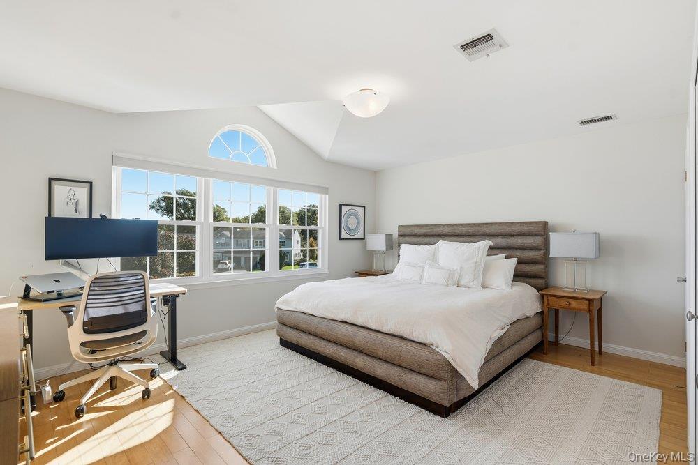 #14 photo, 11 Horizon Court, Huntington , NY 11743