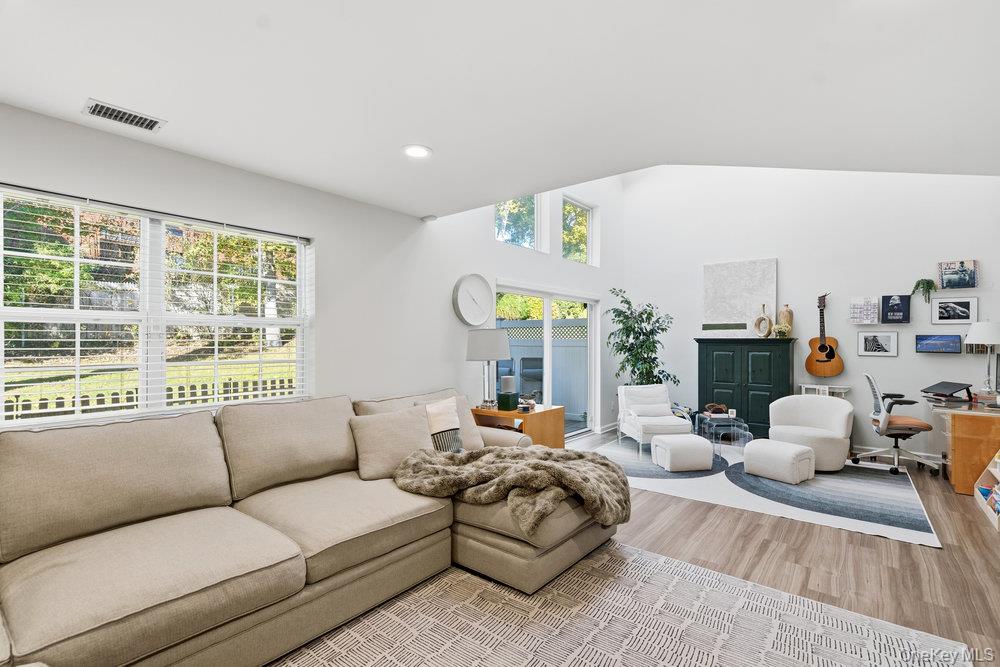 #3 photo, 11 Horizon Court, Huntington , NY 11743