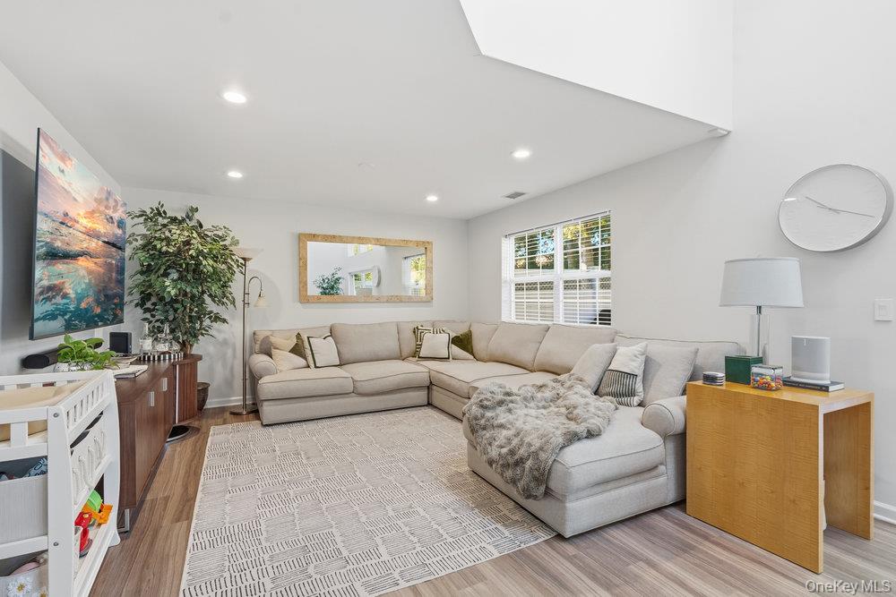 #4 photo, 11 Horizon Court, Huntington , NY 11743