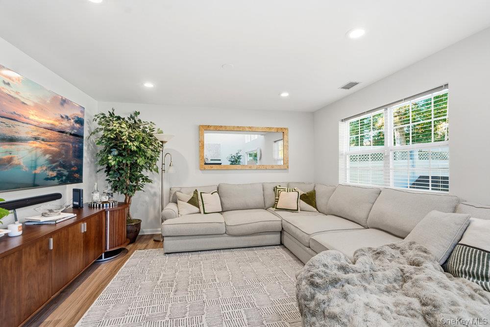 #5 photo, 11 Horizon Court, Huntington , NY 11743