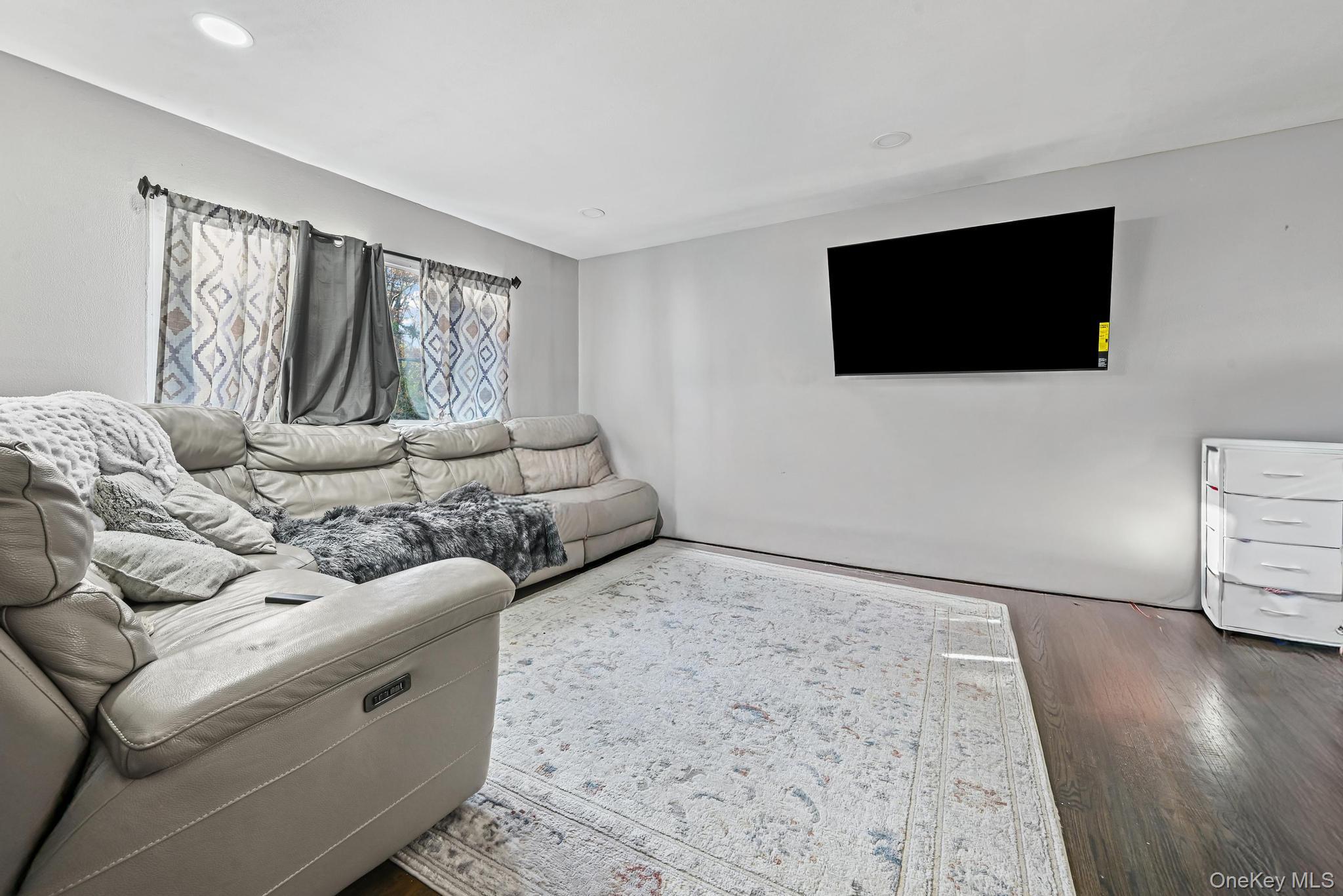 #2 photo, 1325 Saint Louis Avenue, Bay Shore , NY 11706