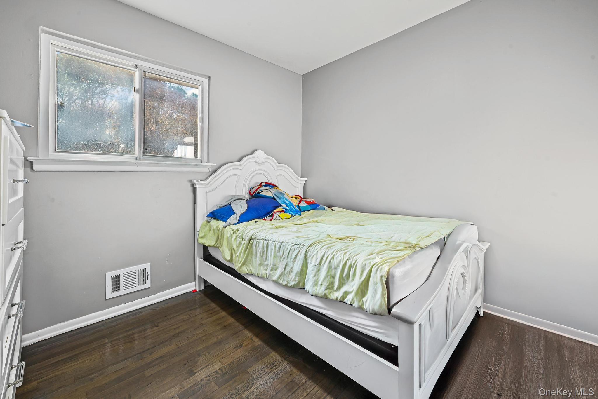 #7 photo, 1325 Saint Louis Avenue, Bay Shore , NY 11706