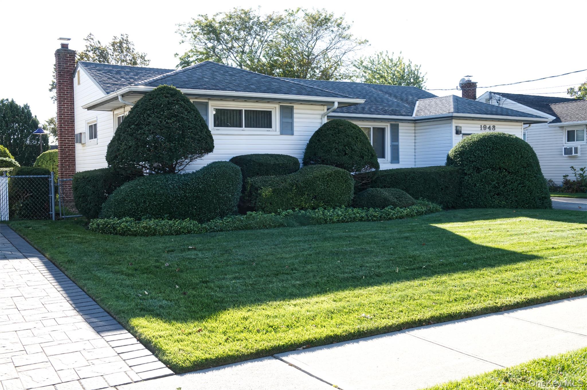 #1 photo, 1943 Cole Drive, ナッソー郡 East Meadow , NY 11554