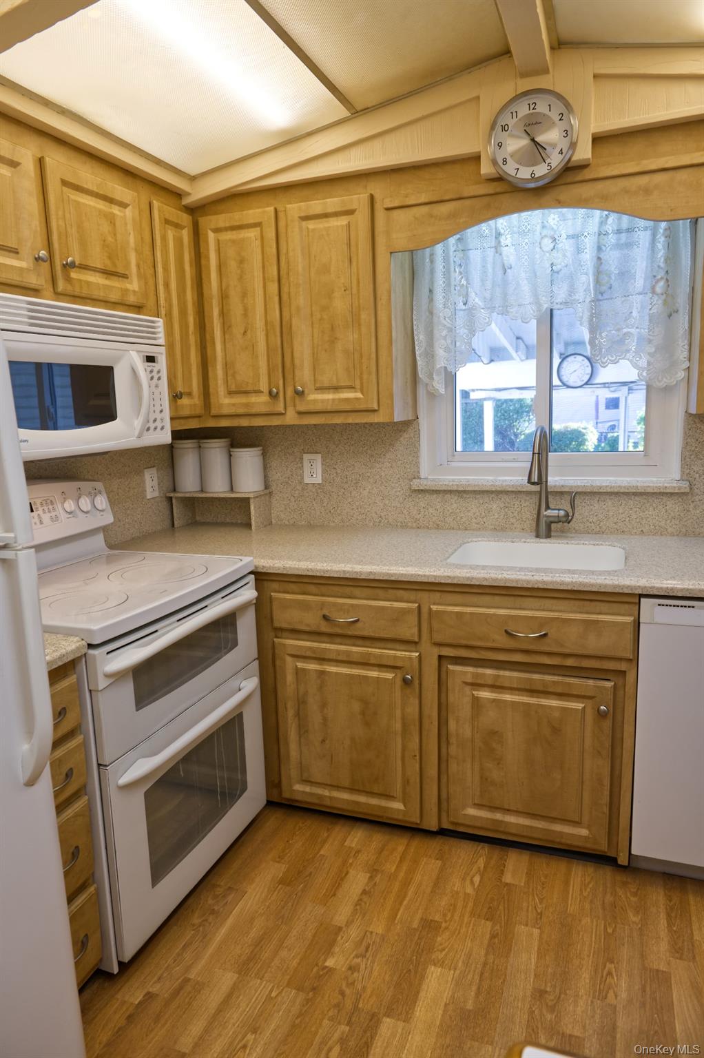 #11 photo, 1943 Cole Drive, ナッソー郡 East Meadow , NY 11554