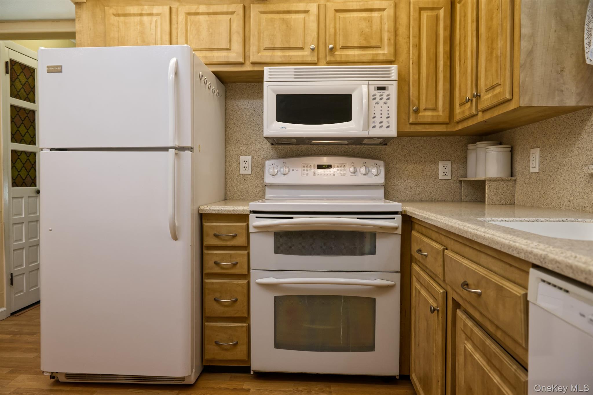 #12 photo, 1943 Cole Drive, ナッソー郡 East Meadow , NY 11554