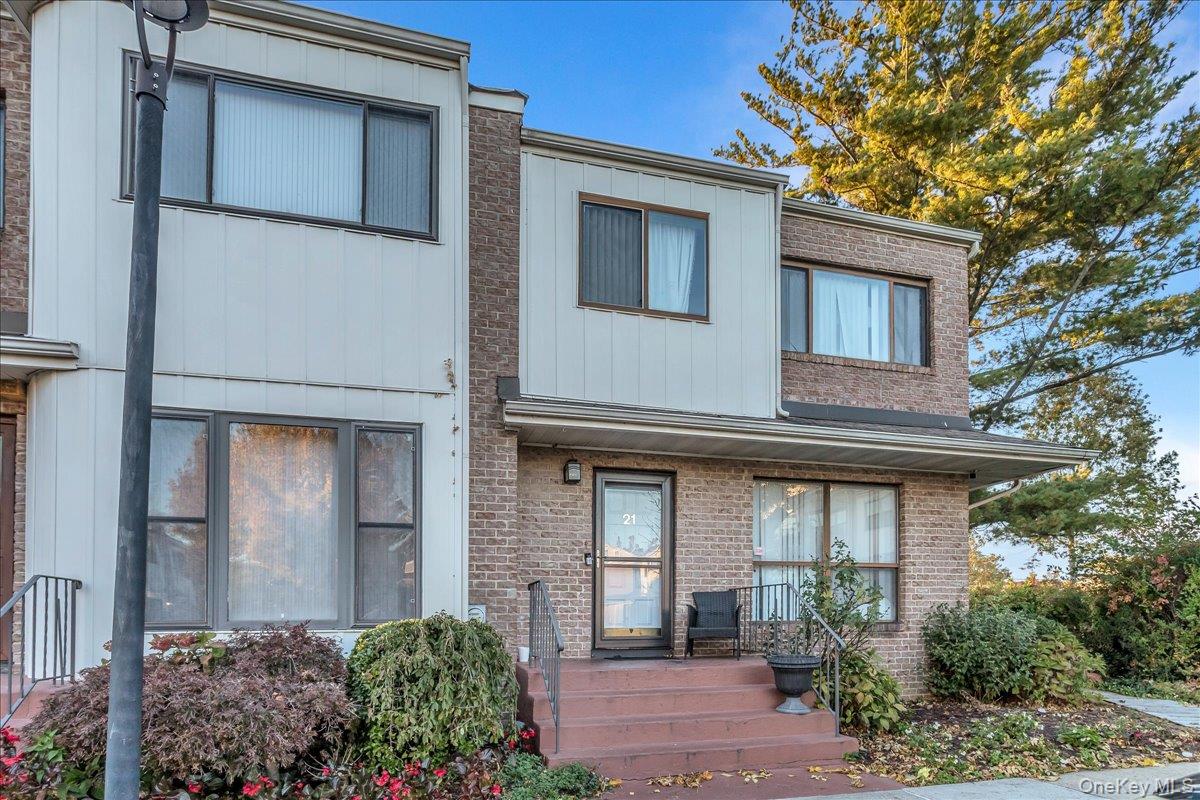 #1 photo, 21 Vanderbilt Way, ナッソー郡 Valley Stream , NY 11581