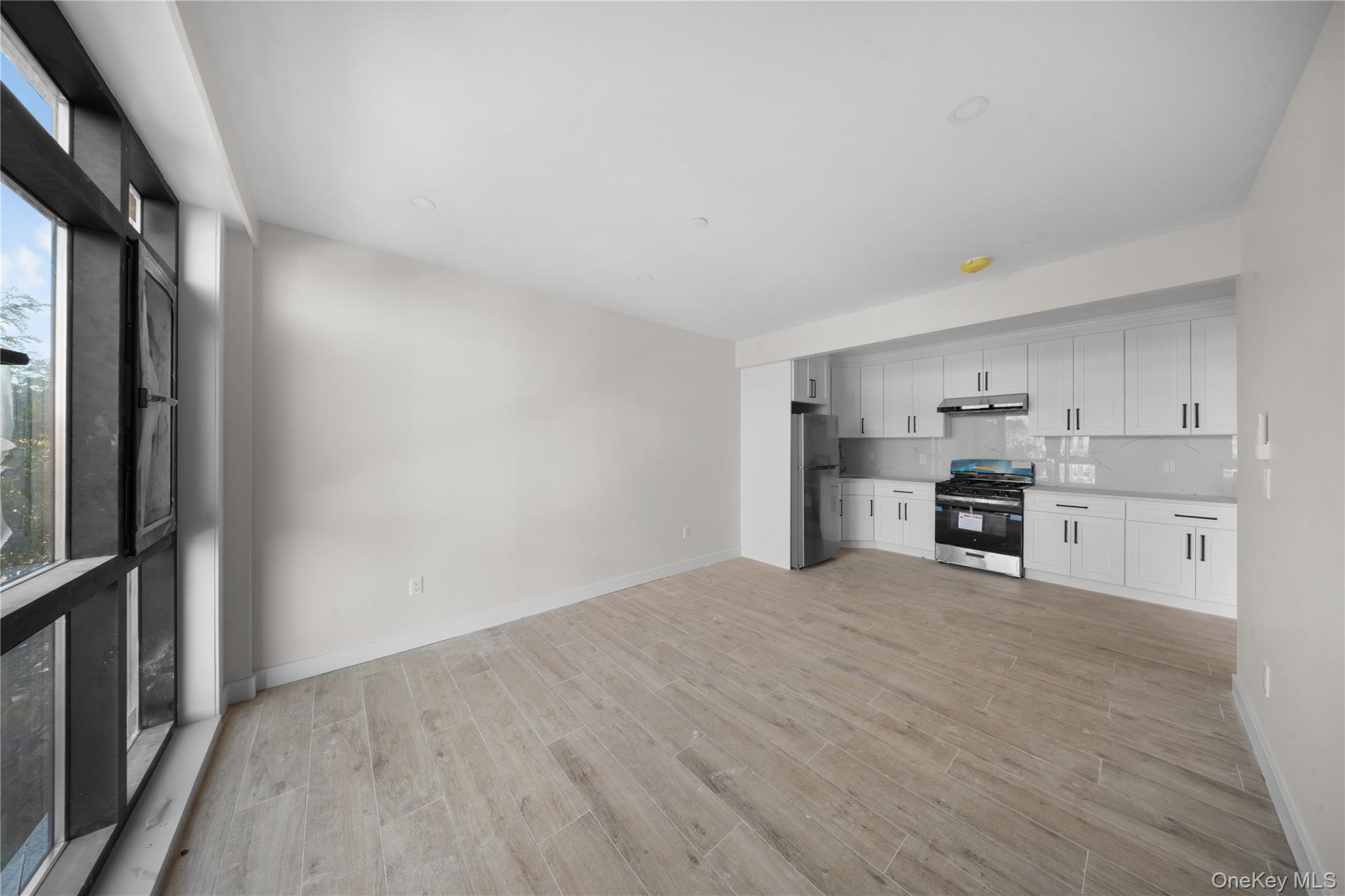 #13 photo, 104-22 Corona Avenue, クイーンズ区 Corona , NY 11368