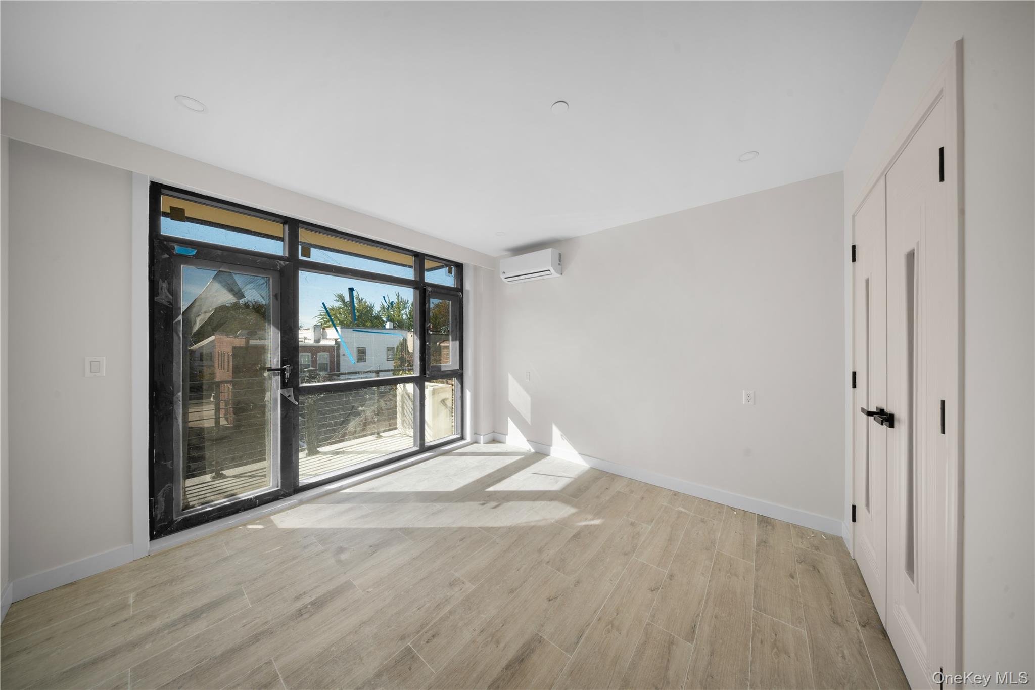 #16 photo, 104-22 Corona Avenue, クイーンズ区 Corona , NY 11368