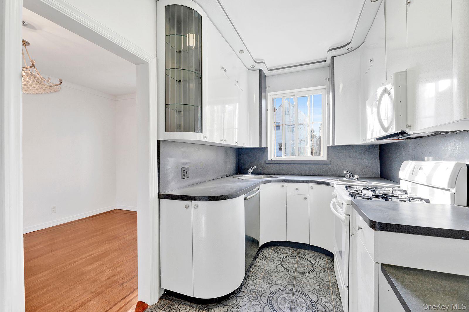 #8 photo, 102-12 62nd Road, クイーンズ区 Forest Hills , NY 11375