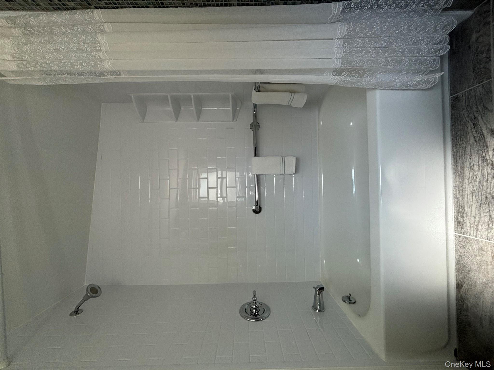 #17 photo, 4 Wyandanch Trail, サフォーク郡 Ridge , NY 11961